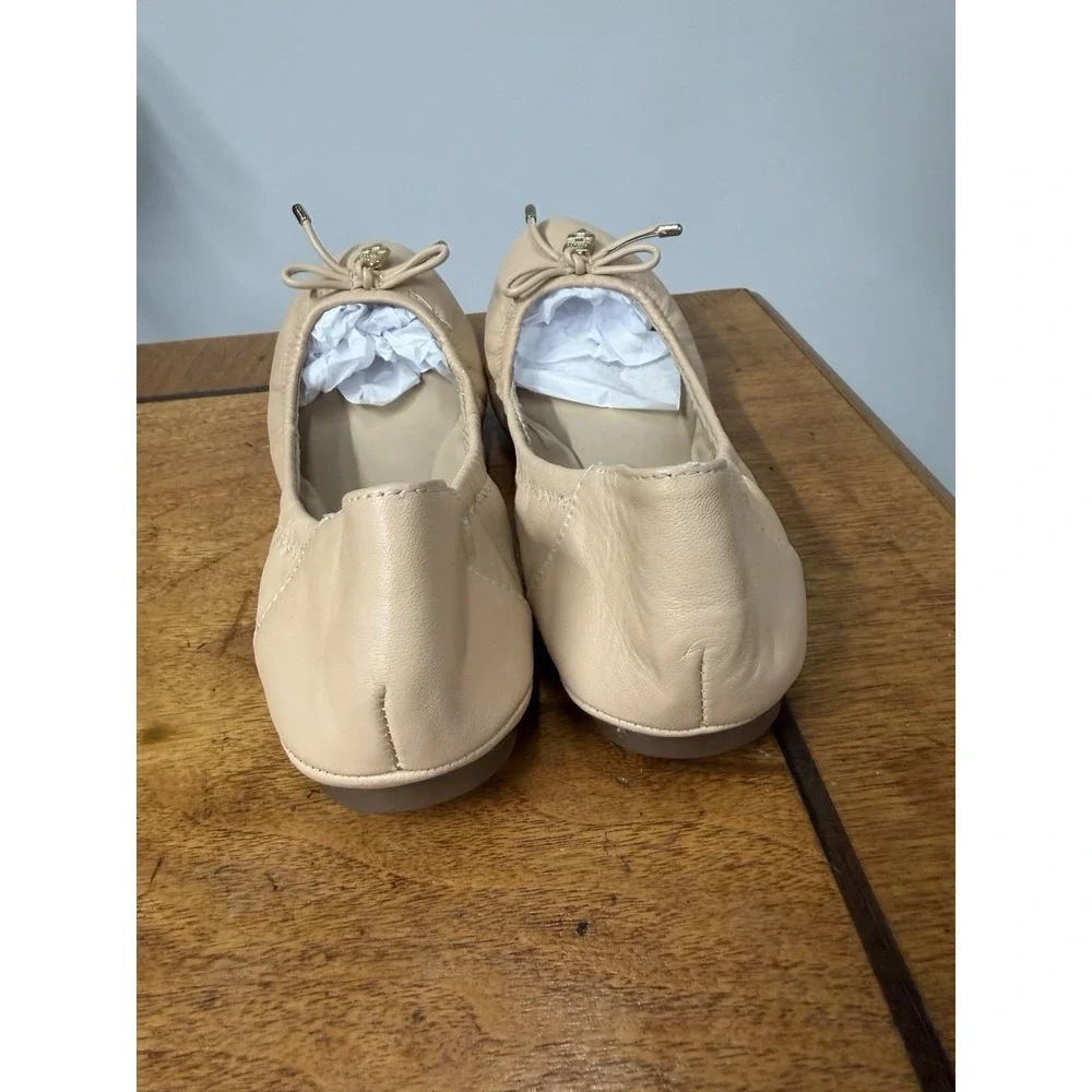 New VINCE CAMUTO Women's 8.5 B Nude Leather Ballet Flats Gold Logo Charm Accent